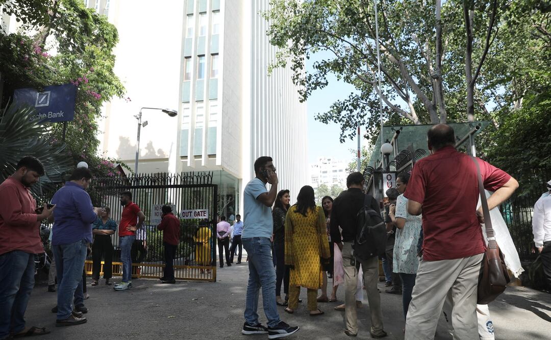 La gente se encuentra fuera de sus oficinas después de que se sintieran temblores en Nueva Delhi, India, 03 de octubre de 2023. Foto: EFE