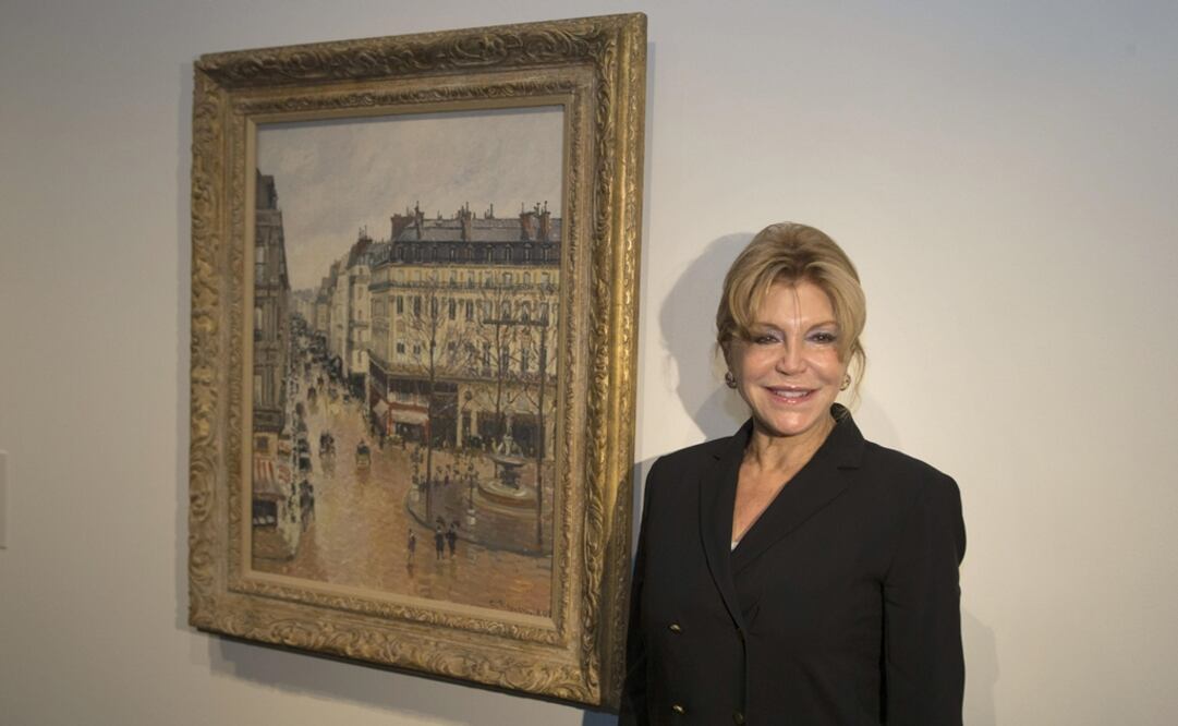 La baronesa Carmen Thyssen junto al cuadro "Rue Saint-Honoré por la tarde. Efecto de lluvia". Foto: Archivo