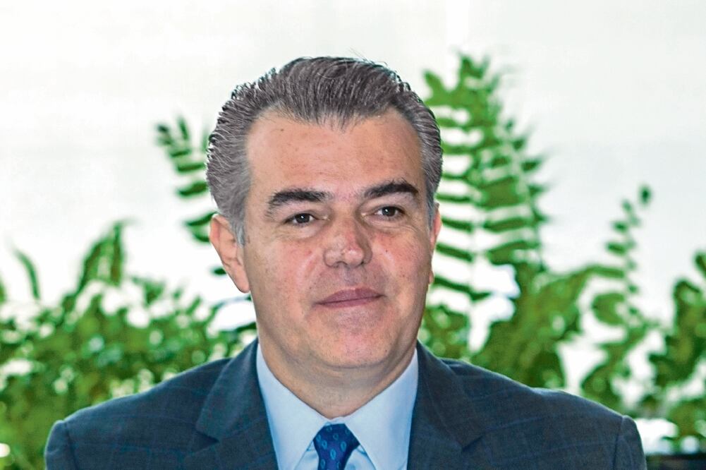 “Tenemos que pensar en una reindustrialización como la que está haciendo Estados Unidos. Una simplificación en su política fiscal y administrativa” FRANCISCO CERVANTES Presidente de Concamin