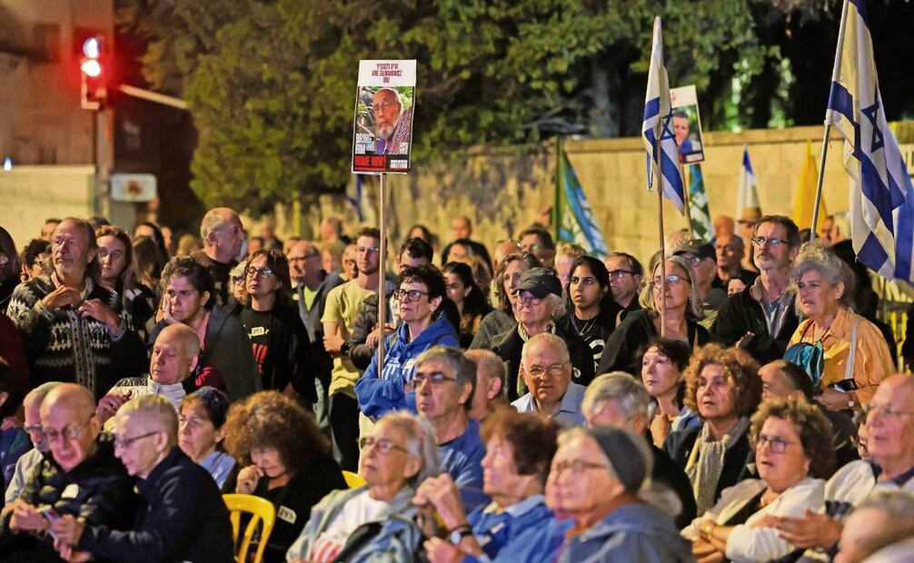 Manifestación frente a la residencia del premier israelí Benjamin Netanyahu en Jerusalén, para exigir la liberación de cuerpos de los rehenes retenidos en Gaza, el 18 de octubre pasado. Foto: Ahmad Gharabli / AFP