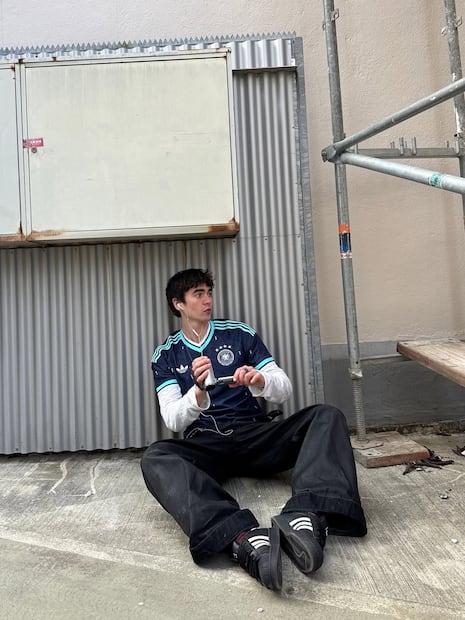 La playera de manga larga le da el toque al outfit. Foto: Instagram @snipes