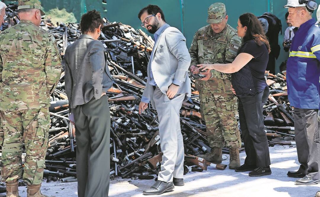 El presidente chileno, Gabriel Boric, durante la inspección de un operativo para destruir miles de armas, en Santiago, ayer. Foto: Elvis González/EFE