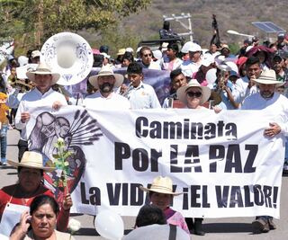 LeBarón encabezan marcha en Chilapa