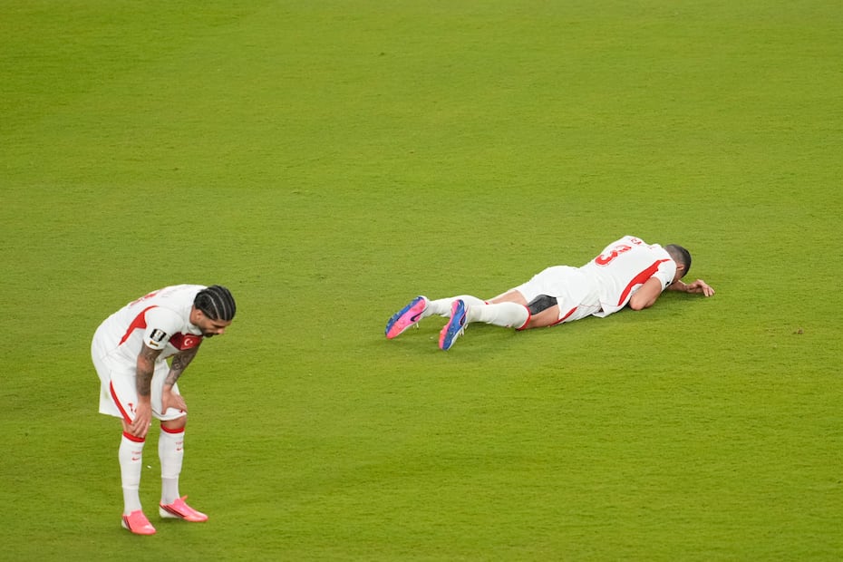 Futbolistas de Turquía lamentan su eliminación de la Copa del Mundo de 2026 - Foto: AP