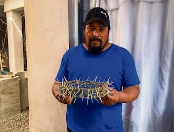 Tejen su legado y fe en corona de espinas