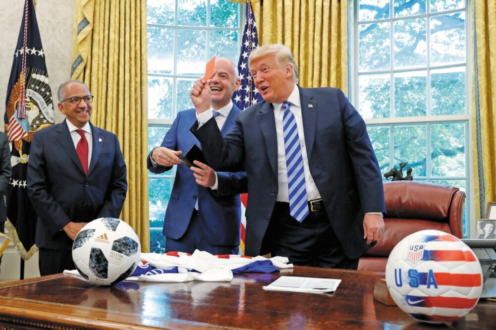 El presidente Donald Trump, durante su reunión con el presidente de la FIFA, Gianni Infantino, ayer en la Casa Blanca (LEAH MILLIS. REUTERS)