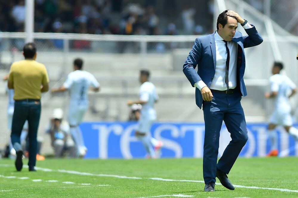 Michel Leaño sufre durante el partido de la Jornada 2. Foto: Imago 7