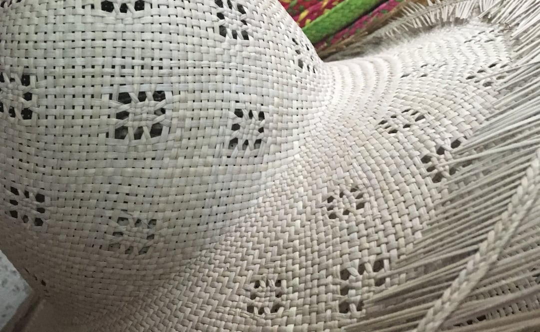 Los sombreros de jipi se tejen dentro de cuevas por la humedad, que permite manipular mejor la palma. Foto: Samantha Michelle Guzmán. EL UNIVERSAL