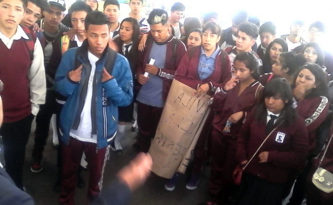 Alumnos de preparatoria de Ecatepec marcha en el DF