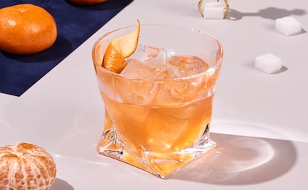 Coctelería con coñac para celebrar la noche de brujas