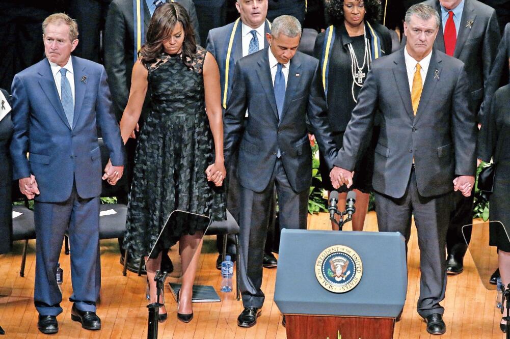 l ex presidente George W. Bush; la primera dama, Michelle Obama; el presidente Barack Obama, y el alcalde de Dallas, Mike Rawlings, durante el memorial por los policías muertos la semana pasada (CARLO ALLEGRI. REUTERS)