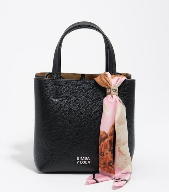 Pañuelo sujetado en la correa de la bolsa. Foto: Bimba y Lola