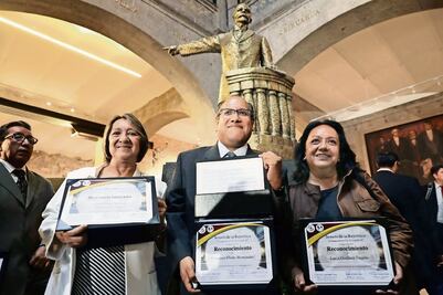 Senado reconoce a periodistas en activo