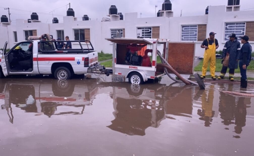 Lluvias causan inundaciones en viviendas y fábricas en San Francisco de los Romo, Aguascalientes