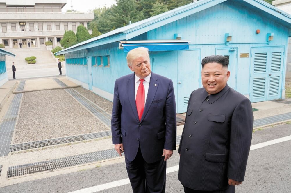 El presidente de EU, Donald Trump, y el líder de Norcorea, Kim Jong-un, se reunieron el pasado 30 de junio en la Zona Desmilitarizada, en Panmunjom. Foto/REUTERS