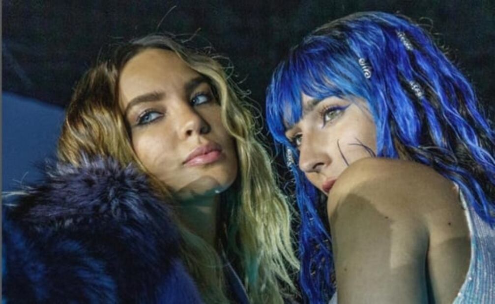 Belinda se besa con dos mujeres en el escenario y alborota a sus fans