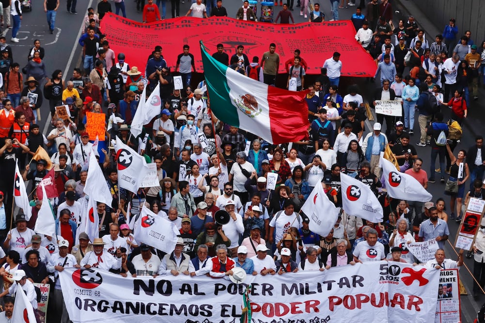 Marcha de 2 de octubre de Tlatelolco al Zócalo capitalino. Foto: Berenice Fregoso | El universal
