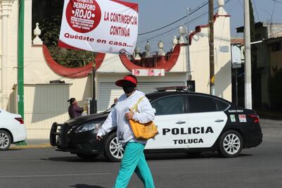 Con mantas sobre el semáforo rojo en Toluca, piden a vecinos no salir