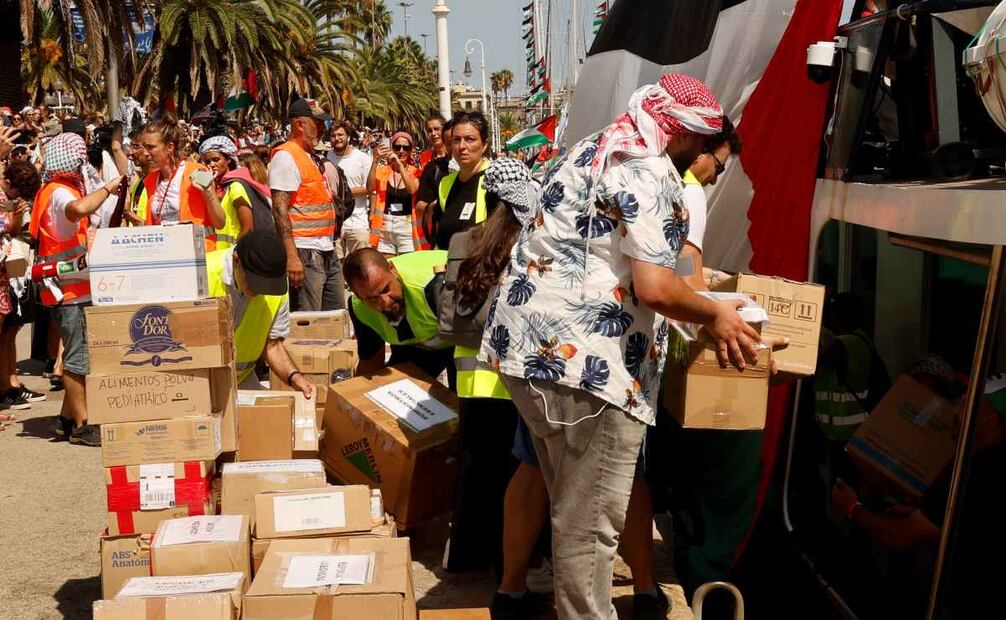 Voluntarios cargan en material en los barcos que forman parte de la flotilla en el puerto de Barcelona este domingo. La flotilla Global Sumud sale este domingo desde Barcelona y con destino a Gaza, en una acción solidaria con el pueblo palestino en la que participan entidades de 44 países. Foto: EFE