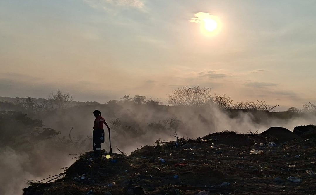 Uno de los incidentes ocurrió en un vertedero clandestino ubicado en la colonia Reserva 4, donde las llamas se habían salido de control. Foto: Especial