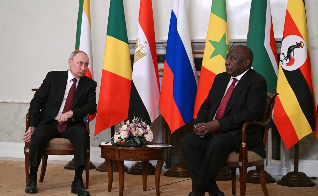"Creemos firmemente que esta guerra debe solucionarse (...) mediante negociaciones y medios diplomáticos", afirmó el presidente sudafricano, Cyril Ramaphosa. Foto: AFP