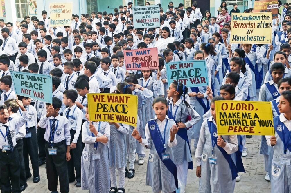 Estudiantes paquistaníes pidieron ayer que haya paz en el mundo y condenaron el atentado del pasado lunes en Manchester. (ARIF ALI. AFP)
