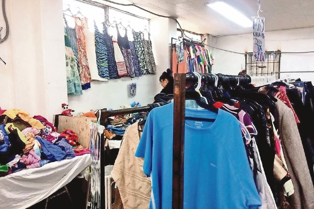 La venta de ropa de paca continúa en domicilios particulares aledaños a la zona del Metro Pino Suárez, los siete días de la semana. Los precios de la mercancía de supuesta procedencia americana van de los 20 pesos a los 400 pesos. (NADYA MURILLO. EL UNIV)