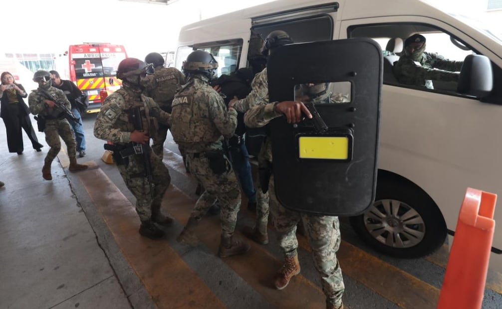Toman rehenes en simulacro del Aeropuerto de Toluca; autoridades ponen a prueba protocolos.
Foto: Alejandro Vargas