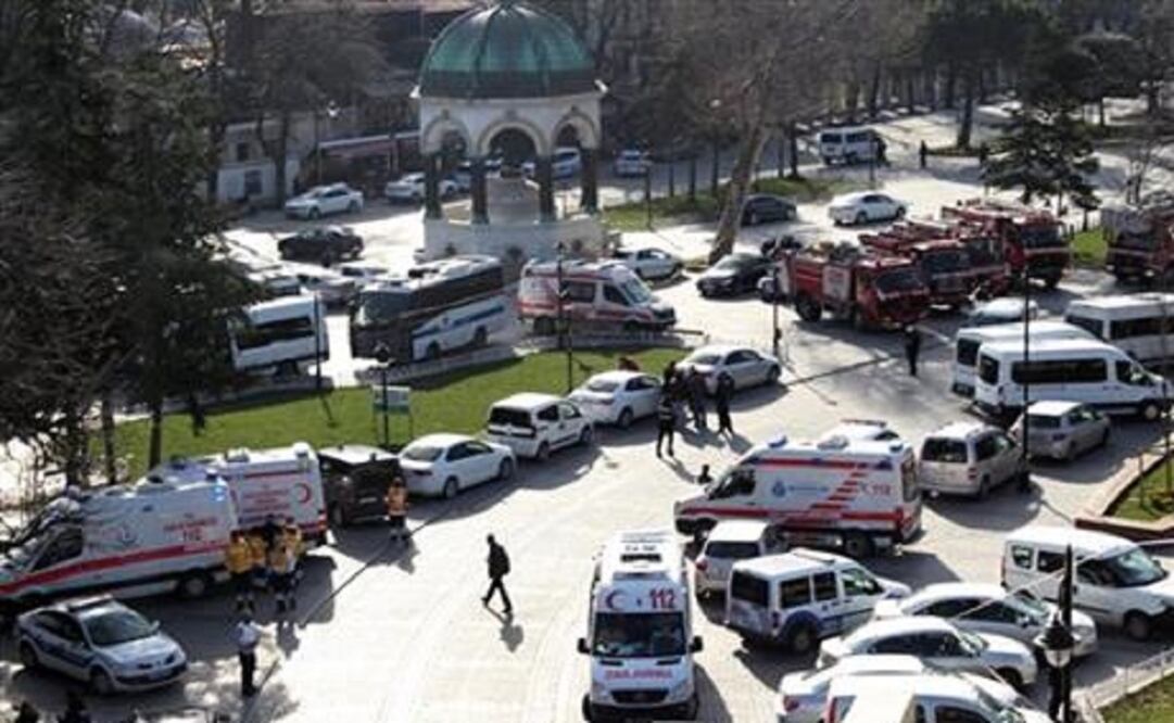 The explosion, which could be heard from several neighborhoods, was at a park that is home to a landmark obelisk, some 25 meters from the historic Blue Mosque. (Photo: AP) 