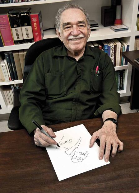 García Márquez dibujando un autorretrato en su casa del Pedregal en  2008. /Cortesía Dimitris Yeros