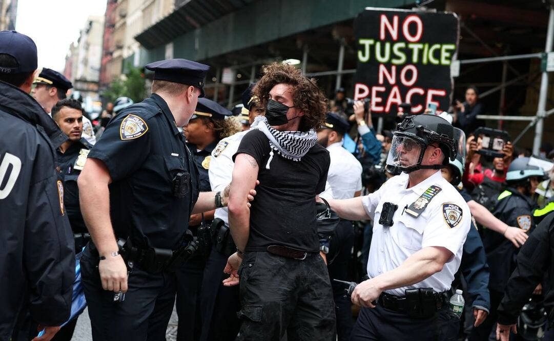 Manifestante es arrestado por policías en marcha de "No Kings" en Los Ángeles Foto: Charly Triballeau/AFP