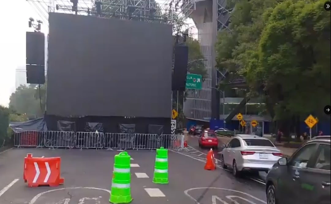Continúan cerrados los carriles centrales de Paseo de la Reforma tras partido México vs Inglaterra; continúa retiro de pantallas del Fan Fest. Foto: Captura de pantalla