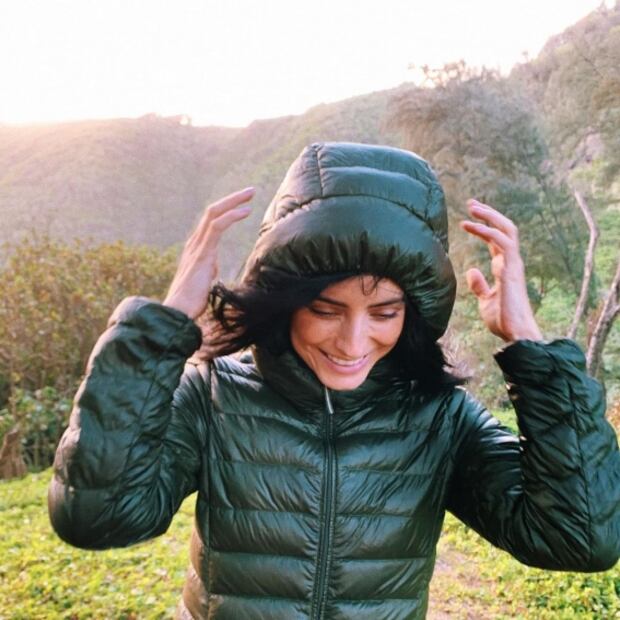 Aislinn Derbez revela sus piernas de impacto con este look 