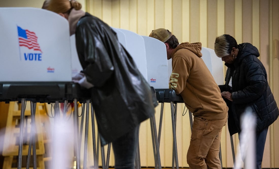 El votante primerizo, Braxton Edwards, de 21 años, en el centro, marca su papeleta el 5 de noviembre de 2024 en Tryon, Carolina del Norte. Los estadounidenses emiten hoy su voto en la carrera presidencial entre el candidato republicano, el expresidente Donald Trump, y la candidata demócrata, la vicepresidenta Kamala Harris, así como en múltiples elecciones estatales que determinarán el equilibrio de poder en el Congreso. FOTO: AFP