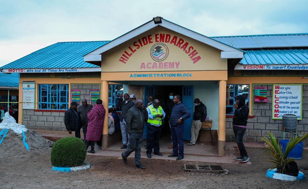 Rescate de víctimas en escuela de Kenia. Foto: EFE