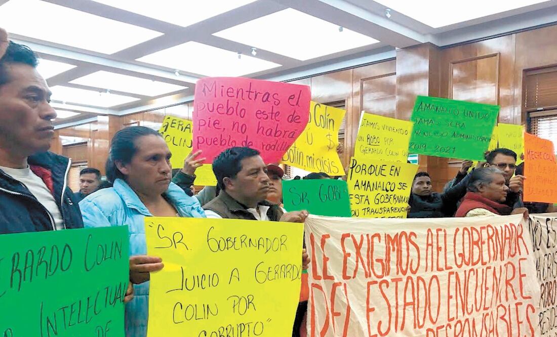 Emma Colín, acompañada de simpatizantes, acusó que la deuda data de la administración 2009-2012. Foto/JORGE ALVARADO. EL UNIVERSAL