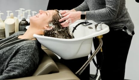 Cómo hacer el lavado de cabello japonés para terminar con el frizz