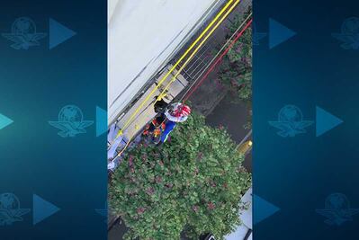 Rescatan a 3 trabajadores que quedaron suspendidos en andamio en la Roma