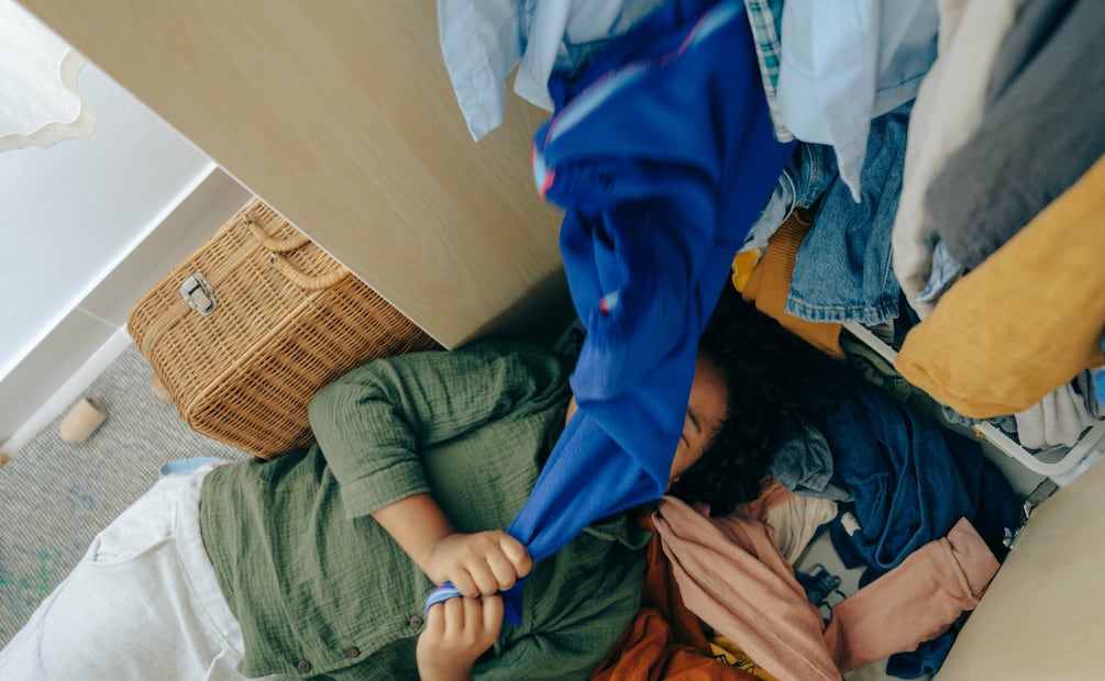 Las prendas con valor emocional también tienen lugar en el clóset, siempre que se conserven con intención y límites claros. Foto: Pexels