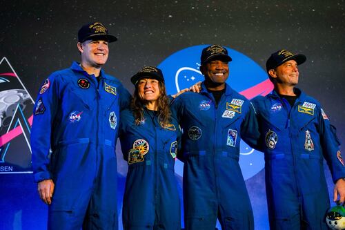 De izquierda a derecha, Jeremy Hansen, Christina Koch, Victor Glover y Reid Wiseman, la tripulación de Artemis II, son recibidos en el escenario durante una conferencia de prensa tras su misión en órbita alrededor de la Luna, en Houston. Foto: AP