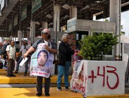 ¿Cuál es el miedo al GIEI? Padres de los 43 de Ayotzinapa protestan en Guerrero a 11 años de desaparición de sus hijos