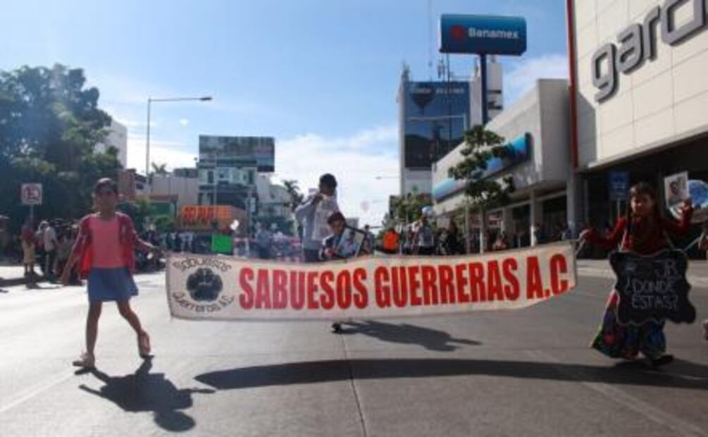 Rastreadoras participan en desfile de la Revolución en Sinaloa