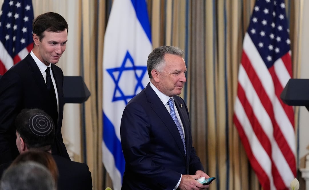 El enviado especial de Estados Unidos para Oriente Medio, Steve Witkoff, y Jared Kushner, detrás, yerno del presidente Donald Trump. Foto: AP