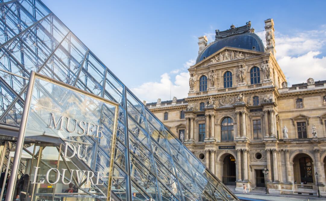 Para ahorrar, aprovecha los días gratis. El Museo del Louvre tiene horarios de admisión gratuita el primer sábado del mes. (Foto: iStock)