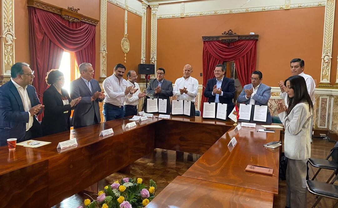 Marco Antonio Mena Rodríguez, firma el Acuerdo de Coordinación ante el director general del organismo de salud, Juan Antonio Ferrer / Tomada de Twitter @SSalud_mx 