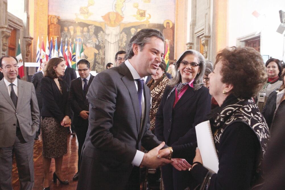 Aurelio Nuño explicó que los exámenes de 2016 serán aplicados por los profesores a los estudiantes y los resultados serán de “autodiagnóstico" (ADRIÁN HERNÁNDEZ. EL UNIVERSAL)