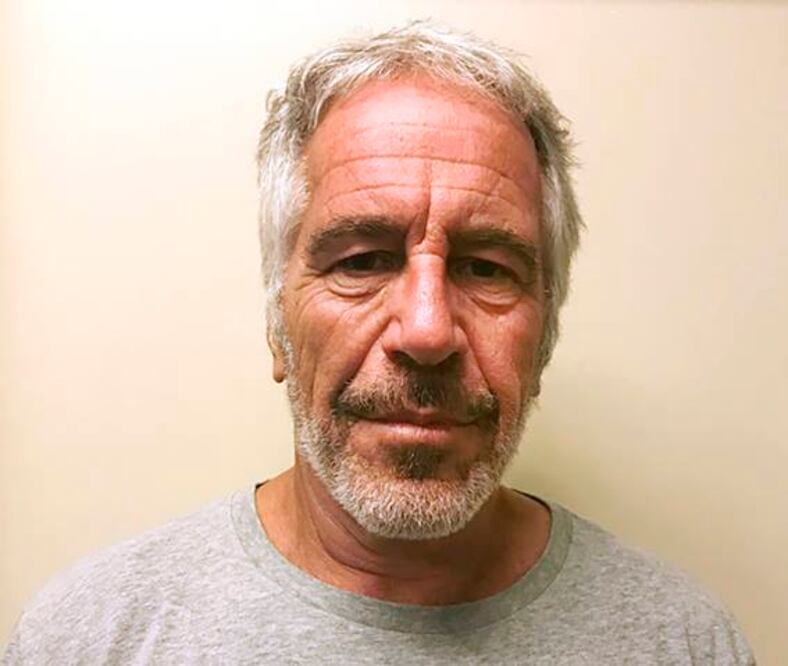 El magnate Jeffrey Epstein, quien estaba encarcelado por abusos sexuales y trata de menores, se suicidó en 2019 en su celda.