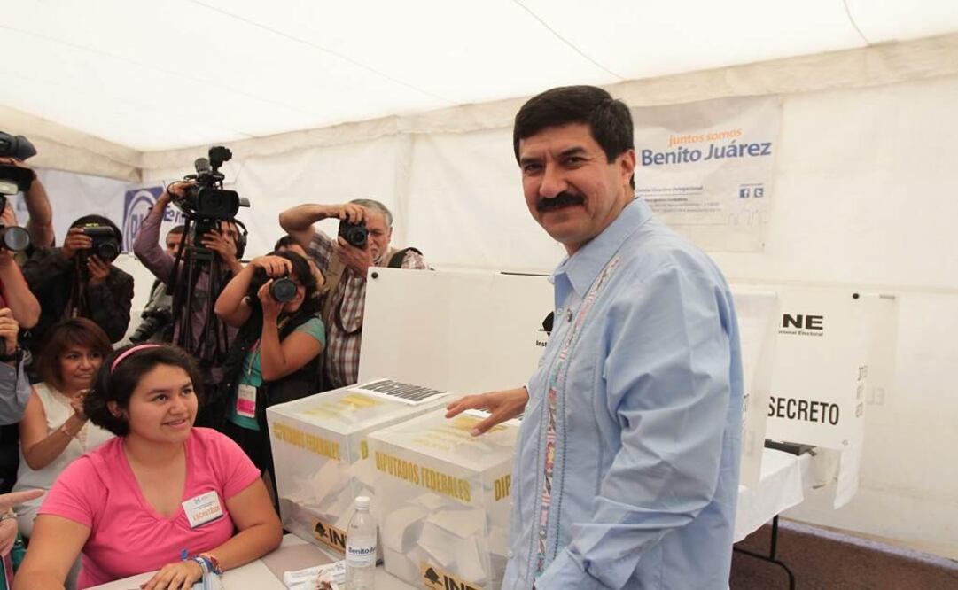 Corral emitiendo su voto este domingo. FOTO: Notimex