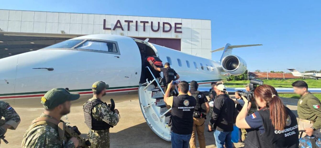 Realizan traslado desde Paraguay a México de Hernán Bermúdez, presunto líder de "La Barredora". Foto: SSPC