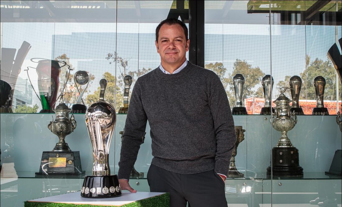 Santiago Baños posa junto a "la 14" / Foto: Gabriel Pano - EL UNIVERSAL